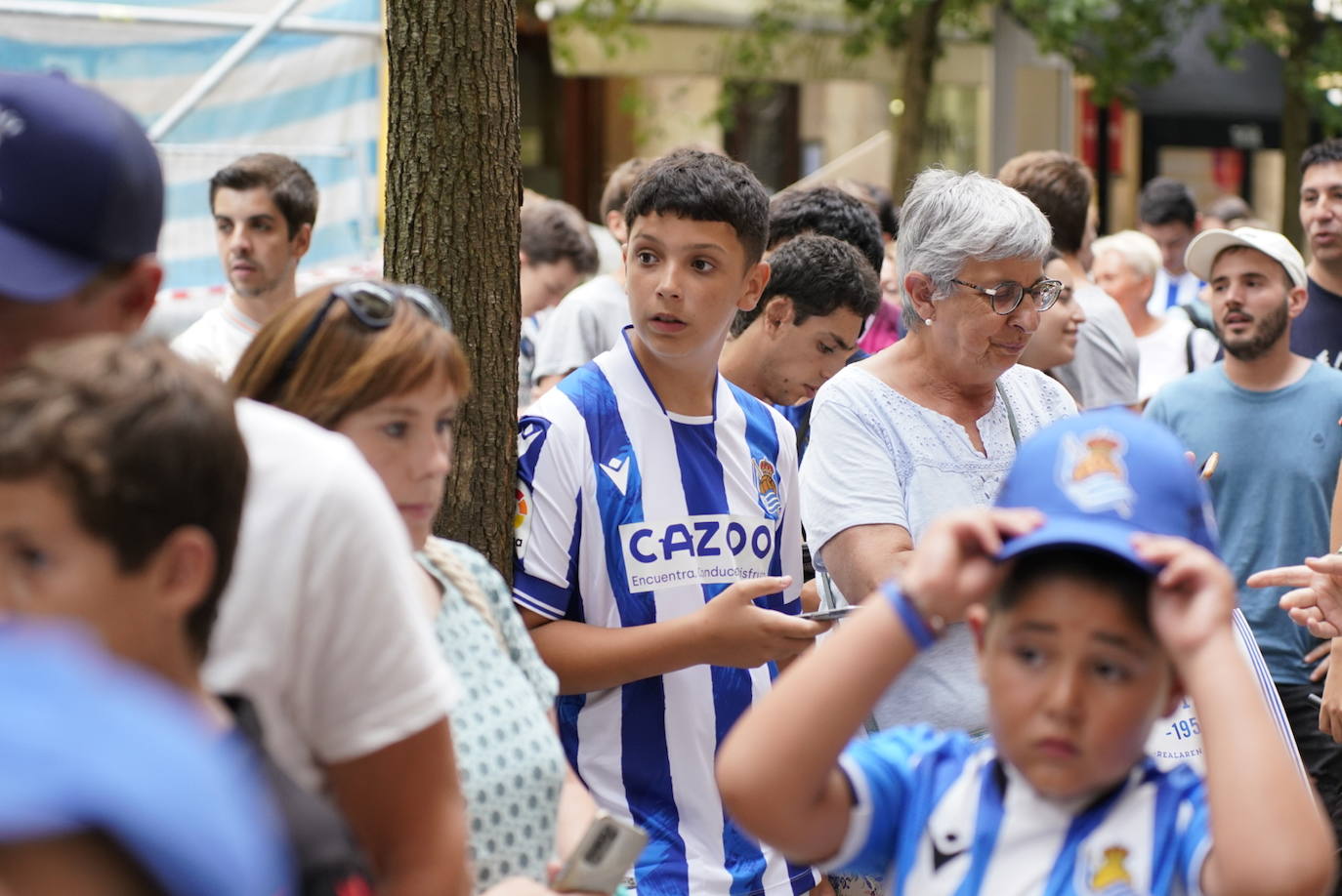 Take Kubo, Brais Méndez y Mohamed-Ali Cho firman y se fotografían con la afición txuri-urdin
