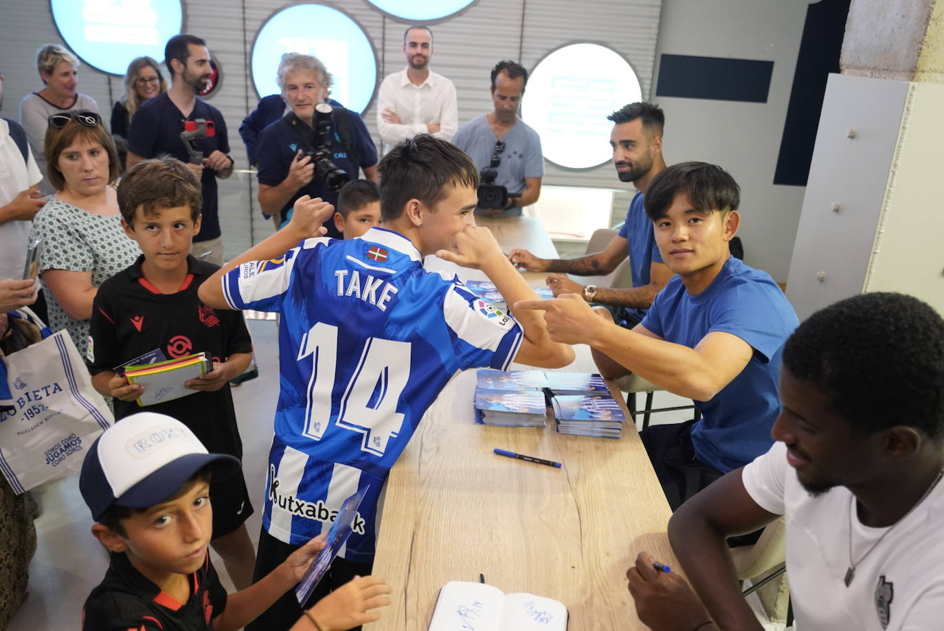 Take Kubo, Brais Méndez y Mohamed-Ali Cho firman y se fotografían con la afición txuri-urdin