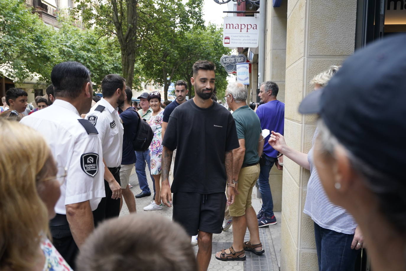Take Kubo, Brais Méndez y Mohamed-Ali Cho firman y se fotografían con la afición txuri-urdin