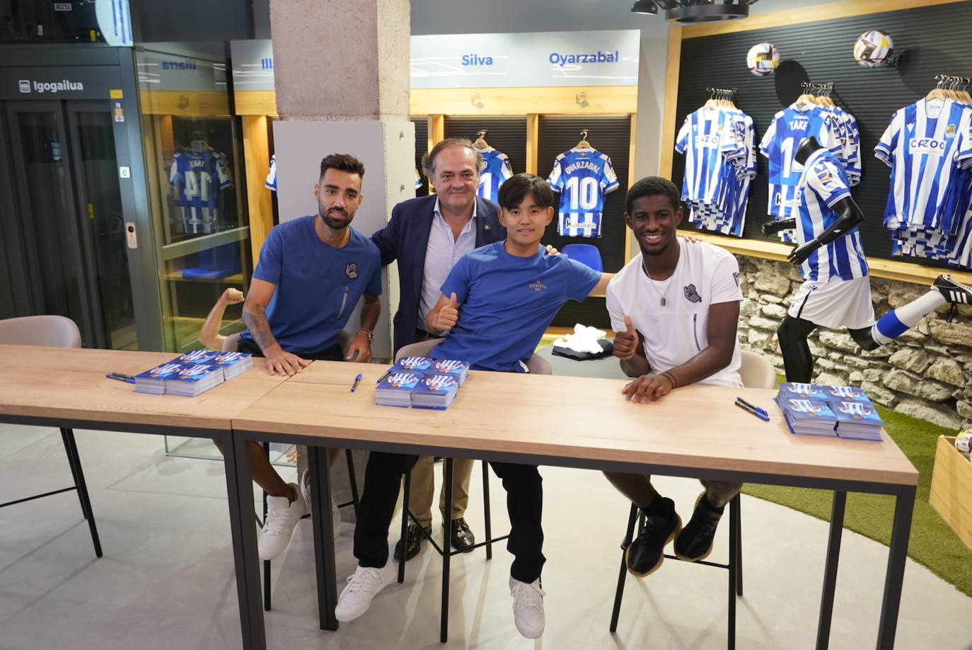 Take Kubo, Brais Méndez y Mohamed-Ali Cho firman y se fotografían con la afición txuri-urdin