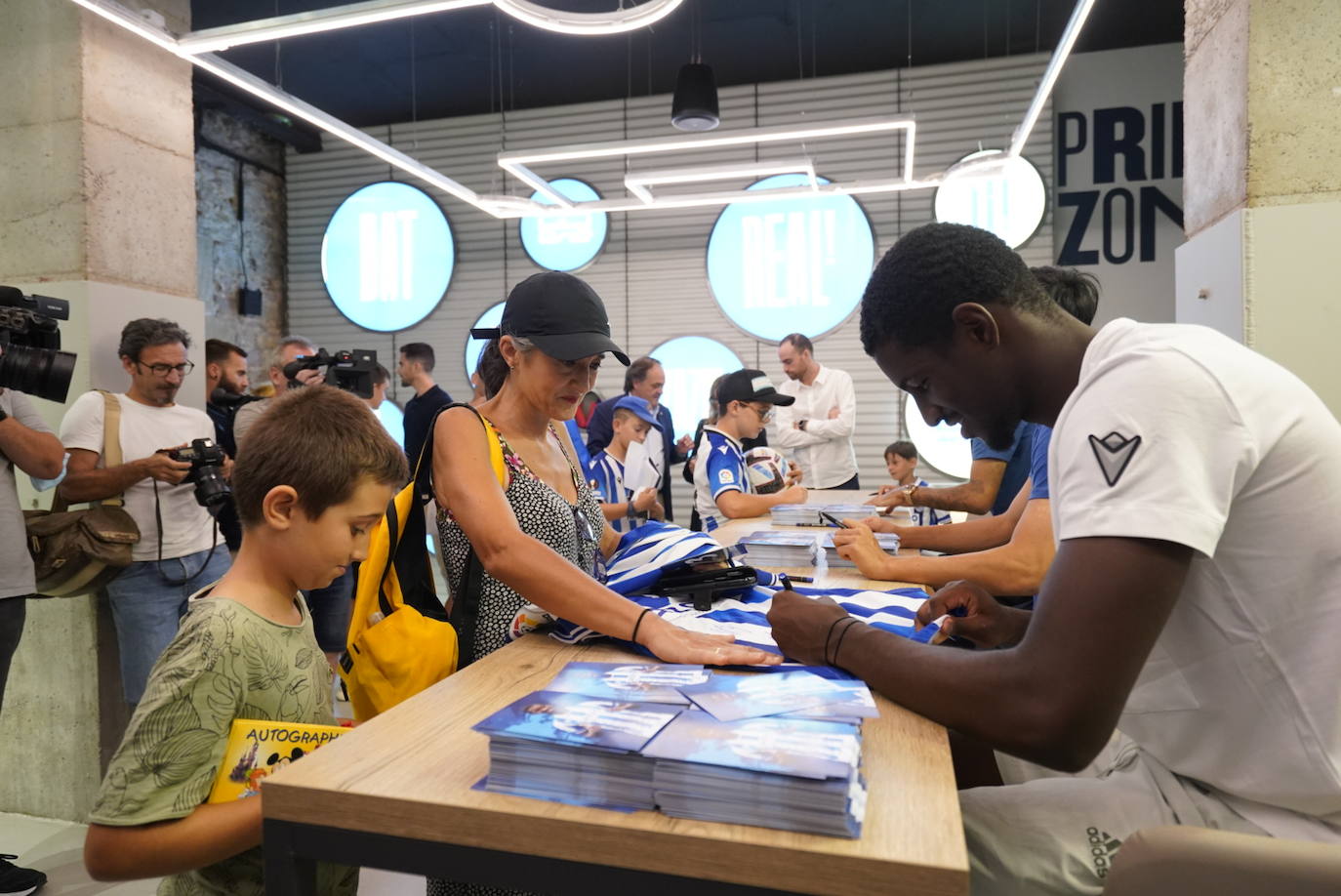 Take Kubo, Brais Méndez y Mohamed-Ali Cho firman y se fotografían con la afición txuri-urdin