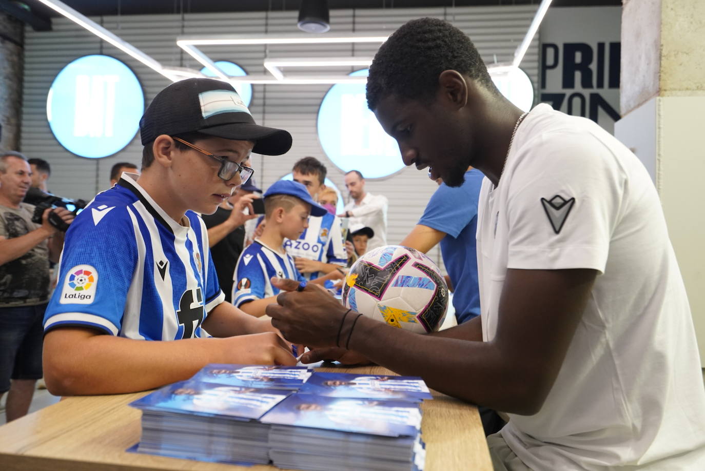 Take Kubo, Brais Méndez y Mohamed-Ali Cho firman y se fotografían con la afición txuri-urdin