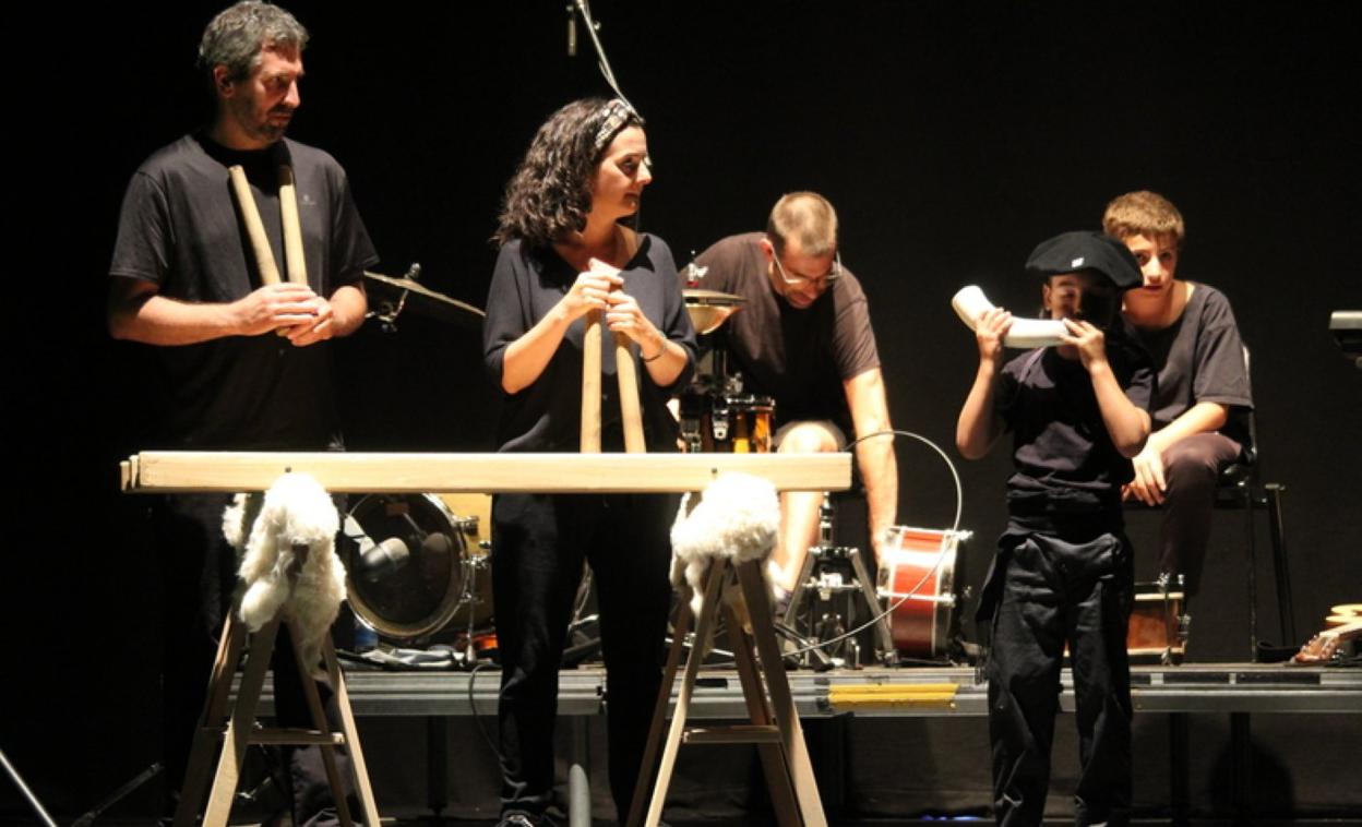 25 dantzarik eta Itsasiko nahiz Musika Eskolako hainbat musikarik hartu zuten parte Arkupean emanaldian. 