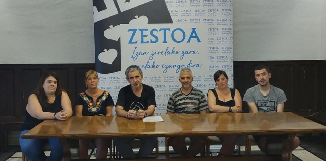 Udal gobernuko kideak, agerraldean. 