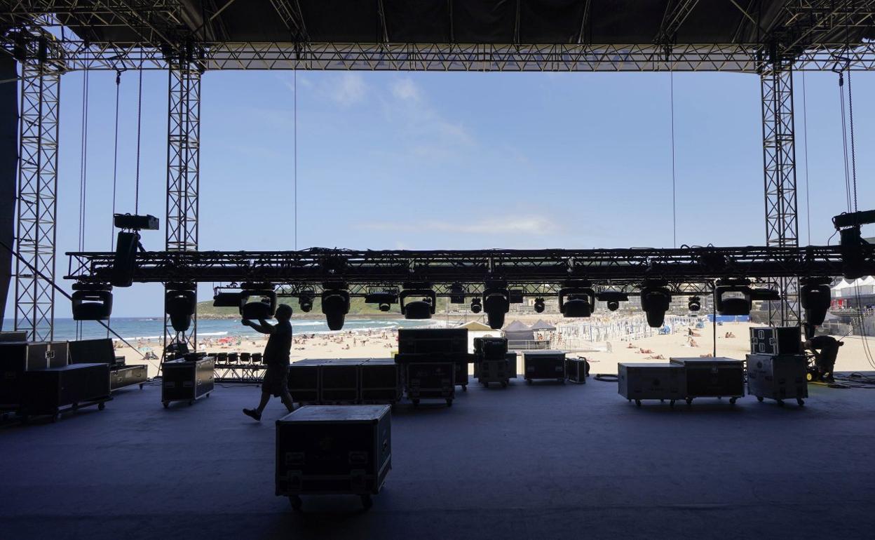 El Keler Gunea toma forma en la playa de la Zurriola para el debut de Simple Minds esta noche. 