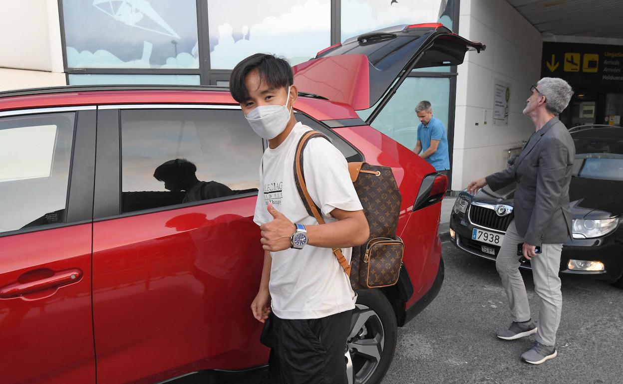 Takefusa Kubo a su llegada al aeropuerto de Hondarribia acompañado por Roberto Olabe. 