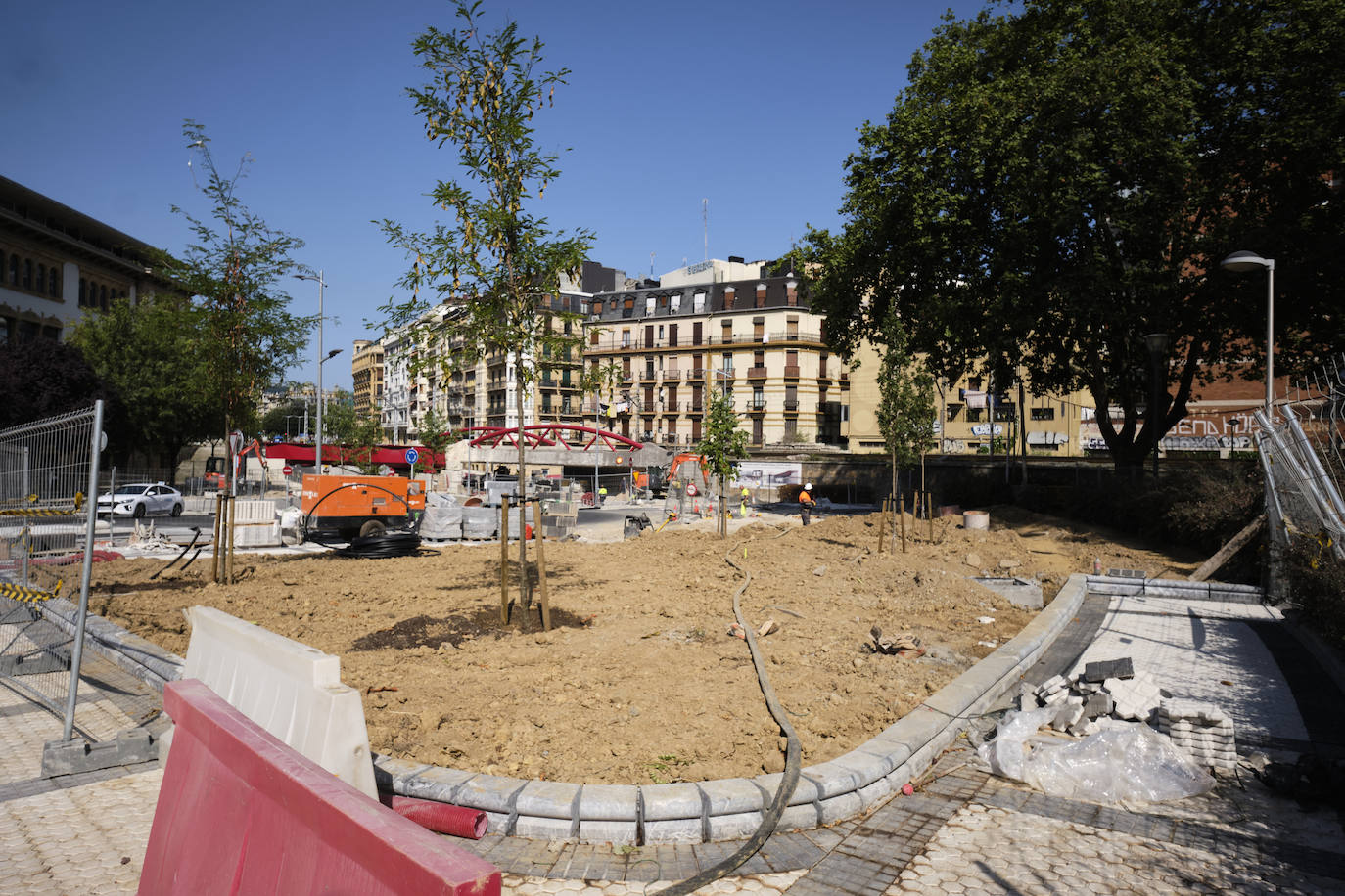 Árboles recién plantados en uno de los nuevos parterres de la plaza Zuhaizti, entre la calle Iztueta y Duque de Mandas.