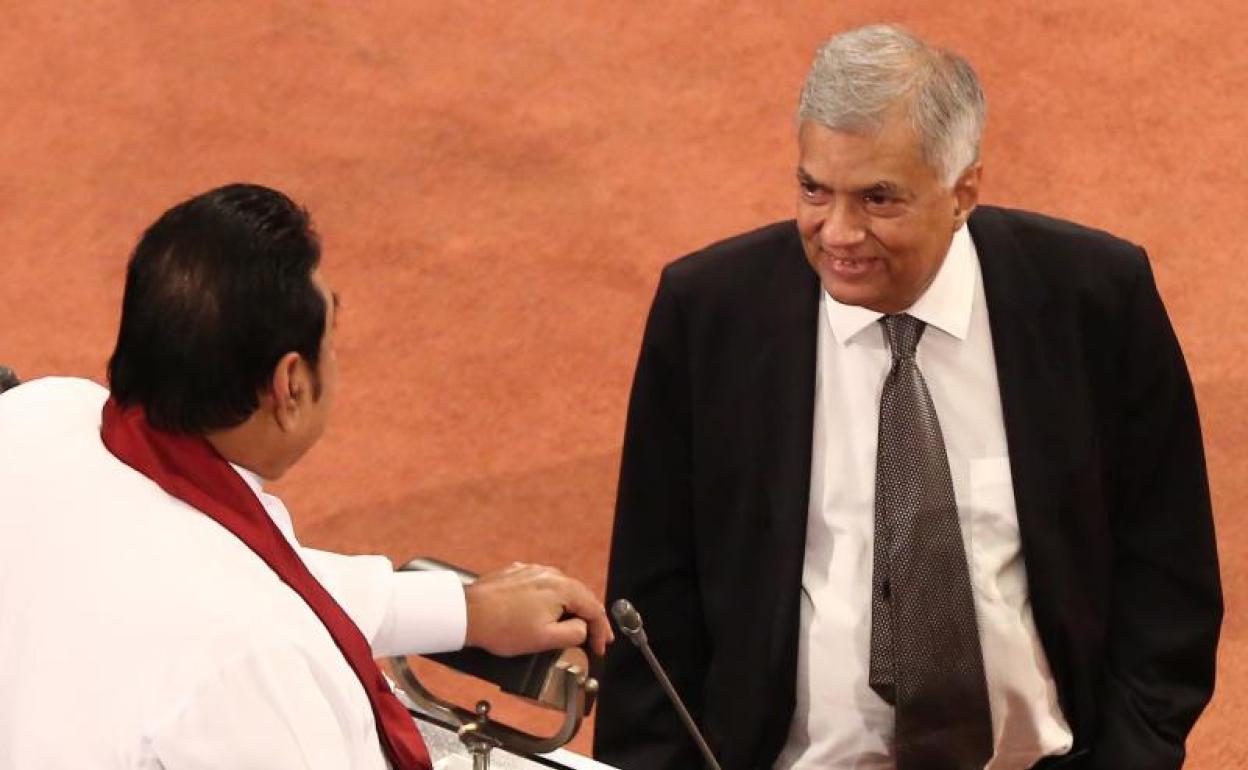 El nuevo presidente de Sri Lanka prometió paz y orden al jurar el cargo como interino. 