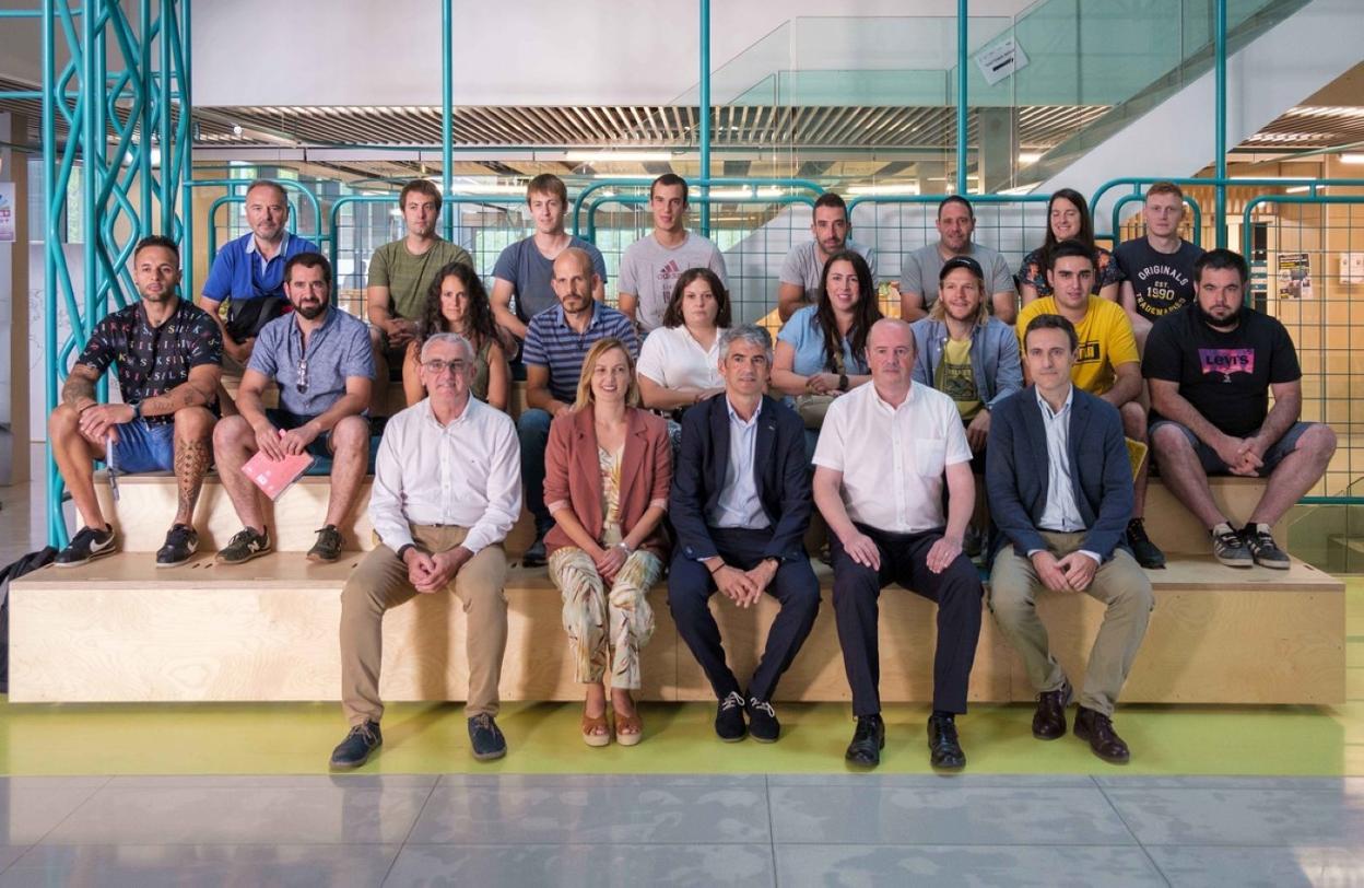 Participantes en el nuevo programa formativo junto a autoridades institucionales y académicas en la presentación.