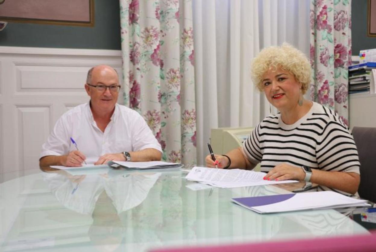 El alcalde de Azkoitia, Javier Zubizarreta, y la diputada de Políticas Sociales, Maite Peña, ayer durante la firma del convenio. 