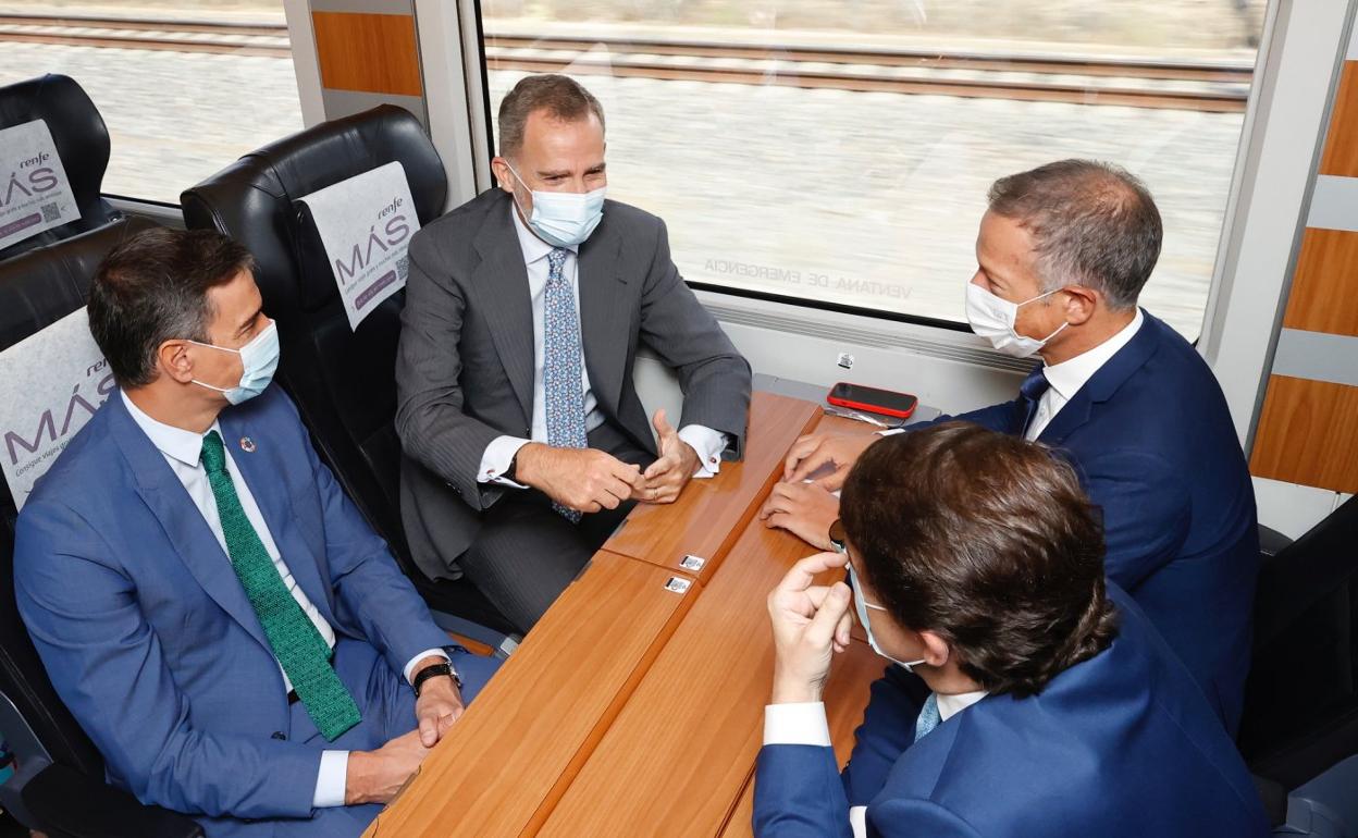 Pedro Sánchez, Felipe VI, Ander Gil y Alfonso Fernández Mañueco, ayer en la inauguración de la línea. 