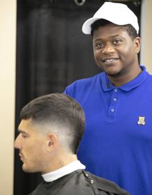 Imagen secundaria 2 - Bilal es especialista en hacer el 'fade' o degradado, el corte de moda entre los jóvenes y deportistas. 