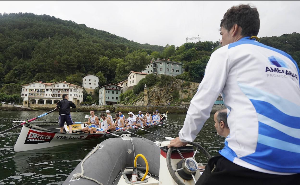 Igor Makazaga da instrucciones a sus remeros desde la motora en la que sigue el entrenamiento. 