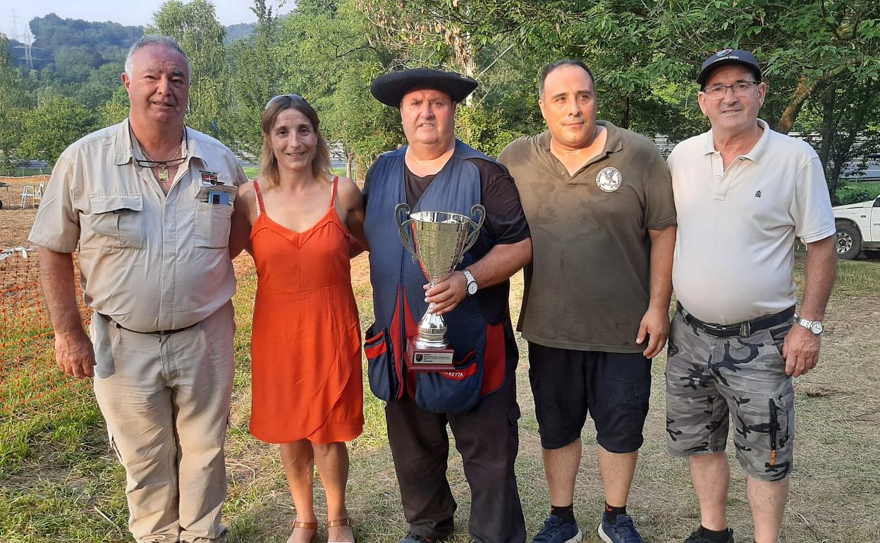 Francisco Izaguirre posa con la copa que de campeón guipuzcoano.