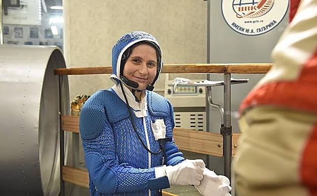 La astronauta italiana de la ESA Samantha Cristoforetti preparándose para su primera caminata espacial.