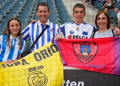 Imagen secundaria 1 - Aficionados txuri-urdin en el Borussia Park. 