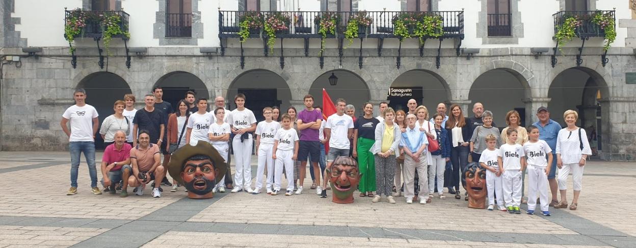 Udal arduradunak eta festetako eragileak, aste honetan egindako agerraldian. 