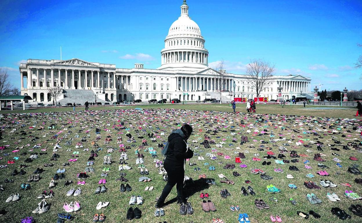 Siete mil pares de zapatos se colocaron en 2018 frente al Capitolio para denunciar la inacción de los políticos ante las matanzas en centros escolares.