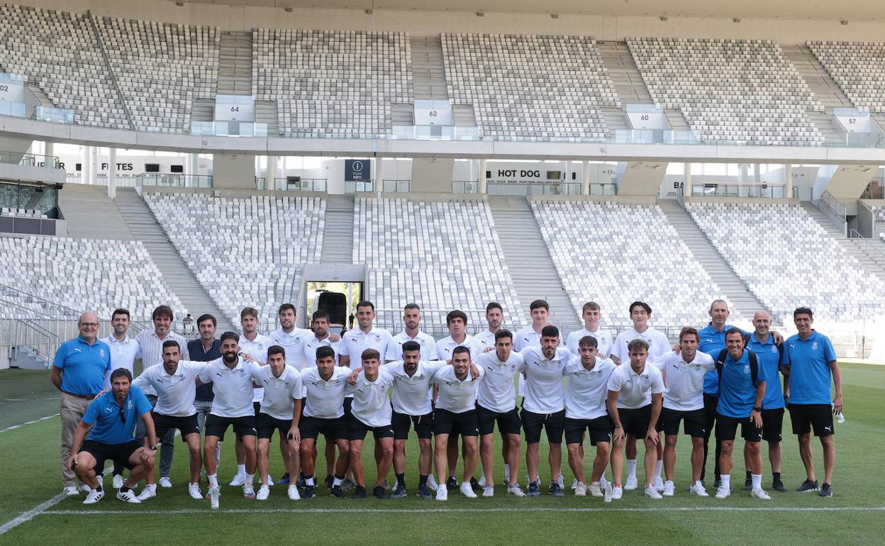 La plantilla del Real Unión posa en el Matmut Atlantique de Burdeos. 