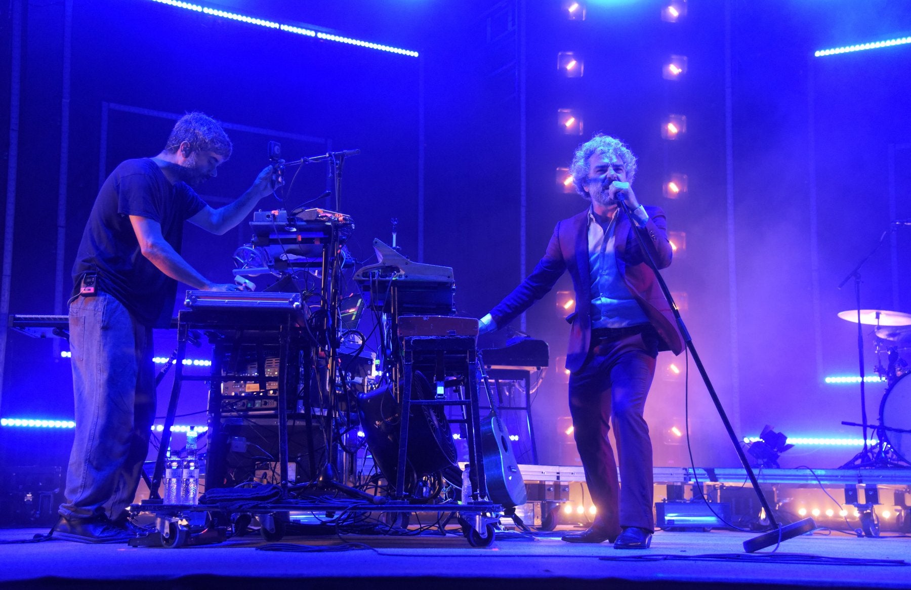 Abraham Boba durante su concierto en la Zurriola al frente de León Benavente. 