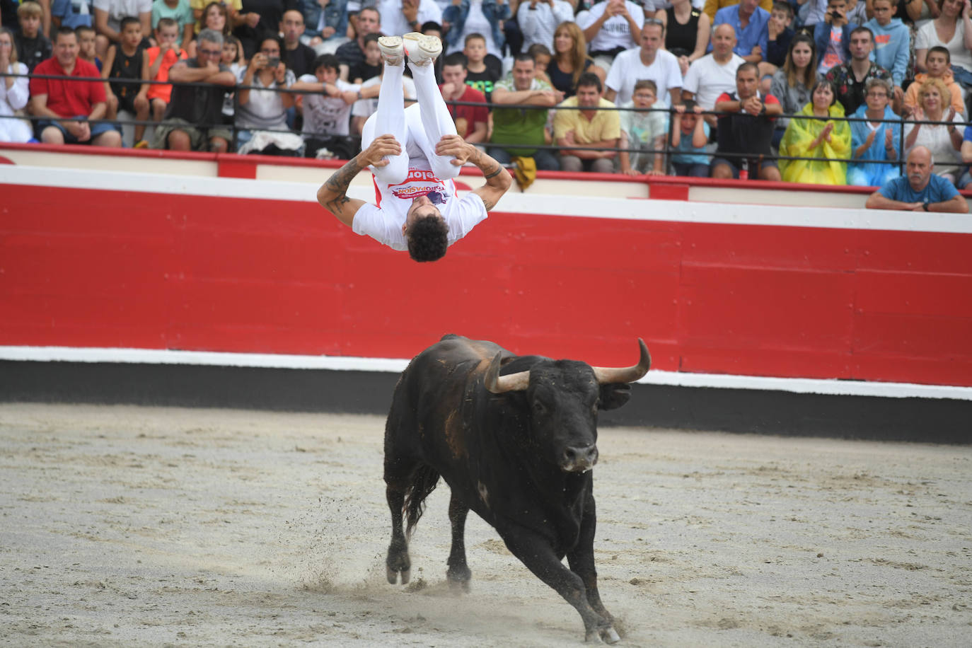 Fotos: Los recortadores y sus piruetas conquistan la Plaza de Toros de Azpeitia