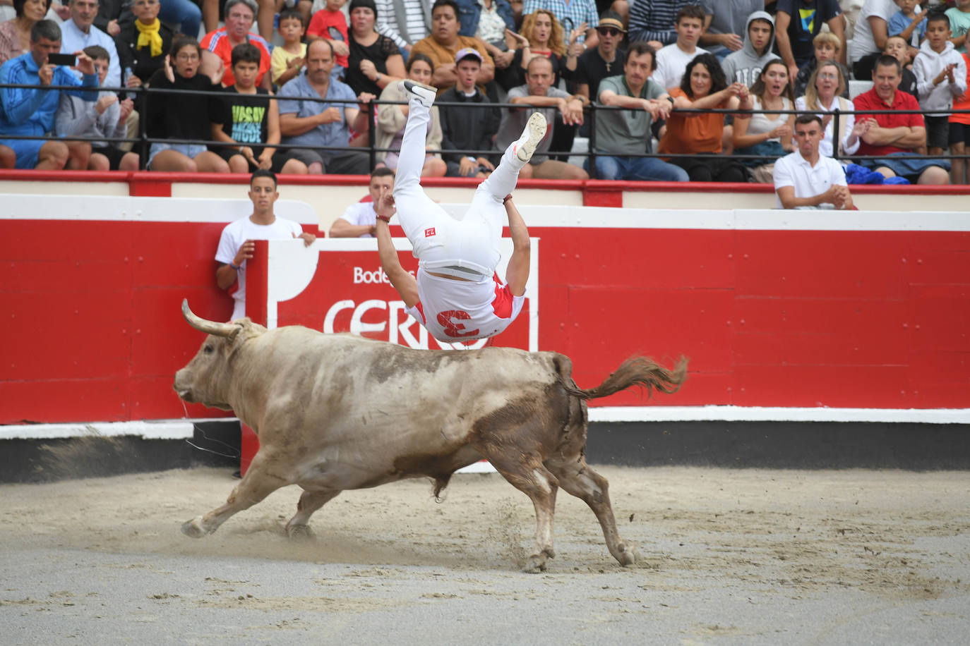 Fotos: Los recortadores y sus piruetas conquistan la Plaza de Toros de Azpeitia