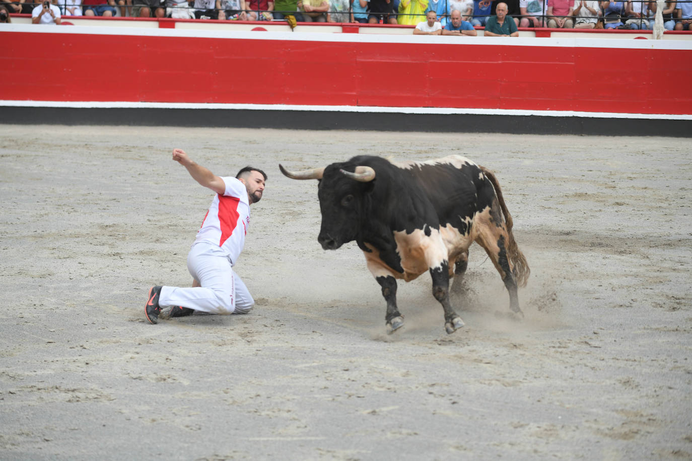 Fotos: Los recortadores y sus piruetas conquistan la Plaza de Toros de Azpeitia