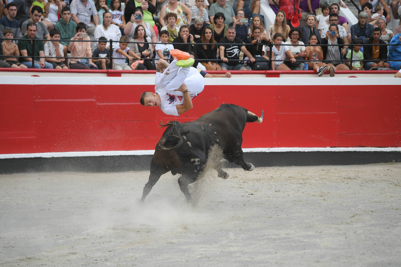 Fotos: Los recortadores y sus piruetas conquistan la Plaza de Toros de Azpeitia