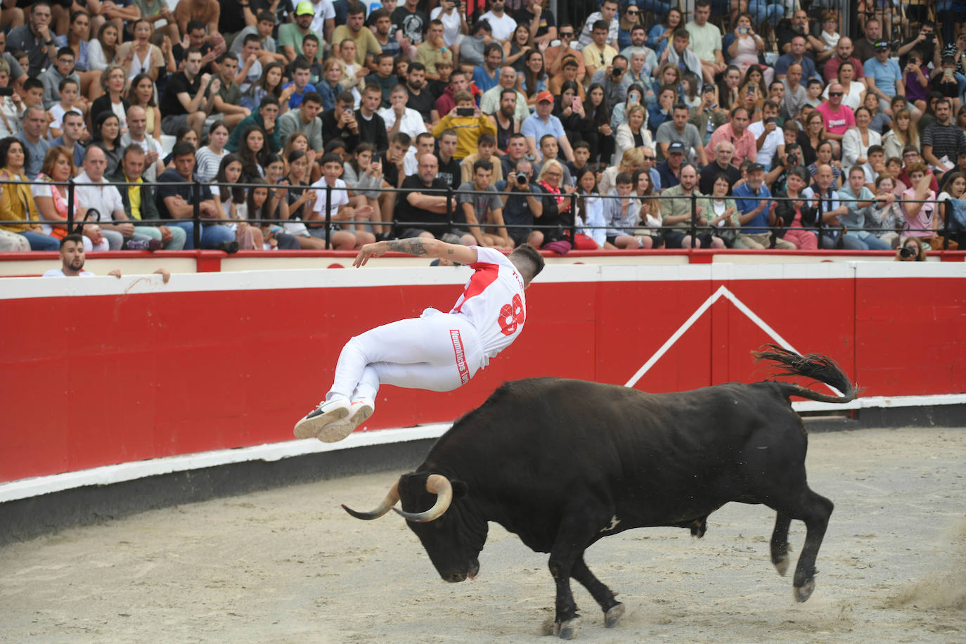Fotos: Los recortadores y sus piruetas conquistan la Plaza de Toros de Azpeitia