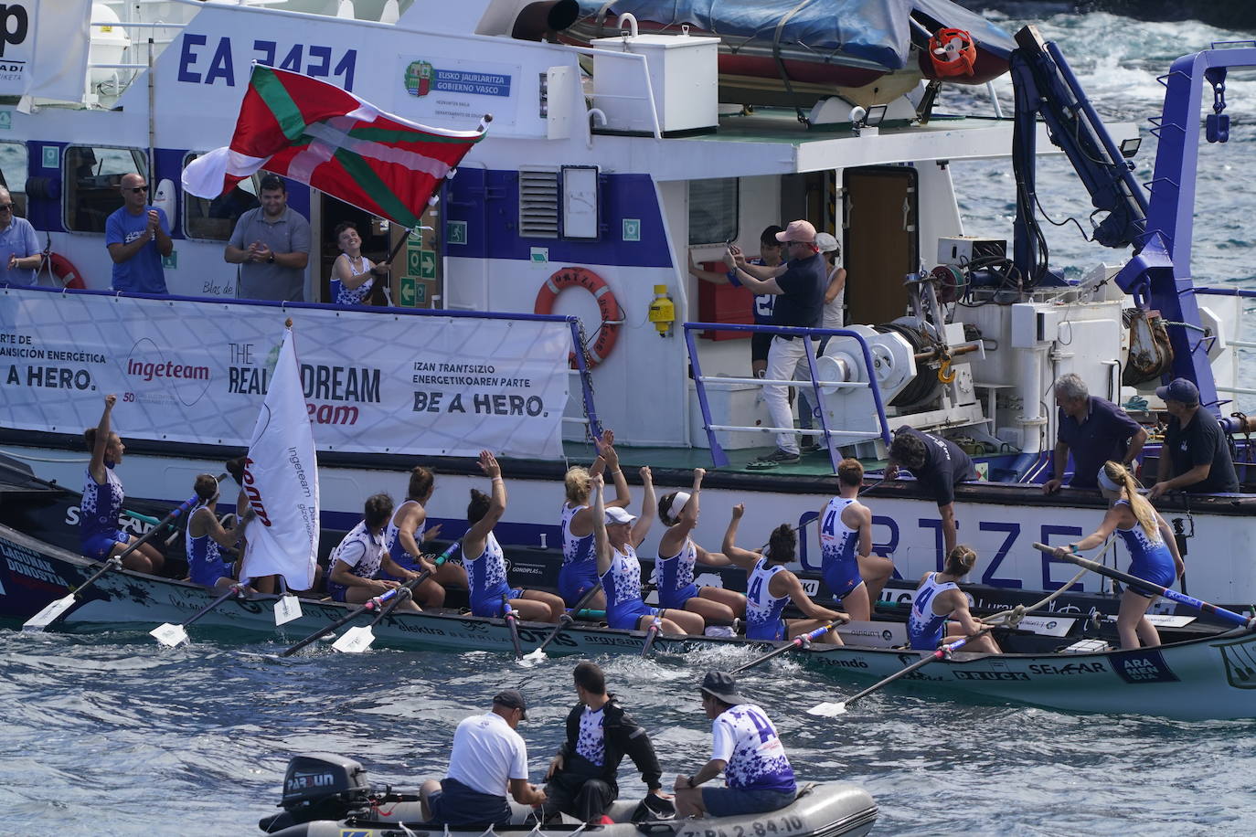 Andrea Astudillo ondea la bandera mientras las remeras de la Lugañene celebran el triunfo.