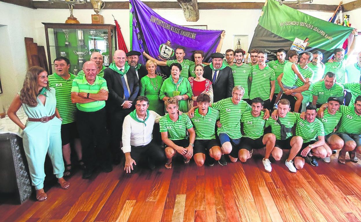 Los remeros de la Ama Guadalupekoa volvieron de Bizkaia con dos banderas y se retrasó el recibiemto al lunes. 