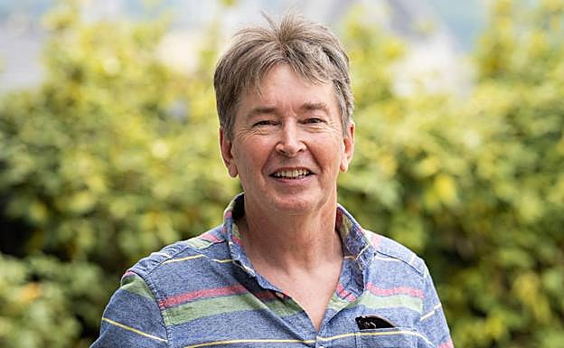 Imagen principal - Tom Broadhurst, Ikerbasquek banatutako argazkian, eta James Webb-ek bidalitako irudien xehetasunak. 