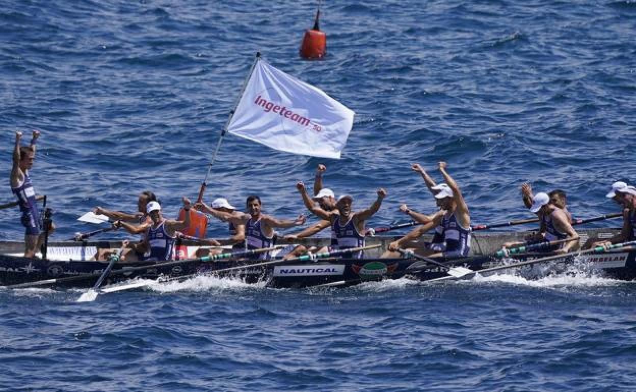La tripulación de Urdaibai celebra la victoria.