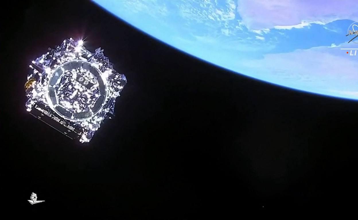 Iazko abenduaren 25eko argazkiak erakusten du nola askatzen den James Webb teleskopioa espaziora eraman zuen Ariane 5 suziritik.