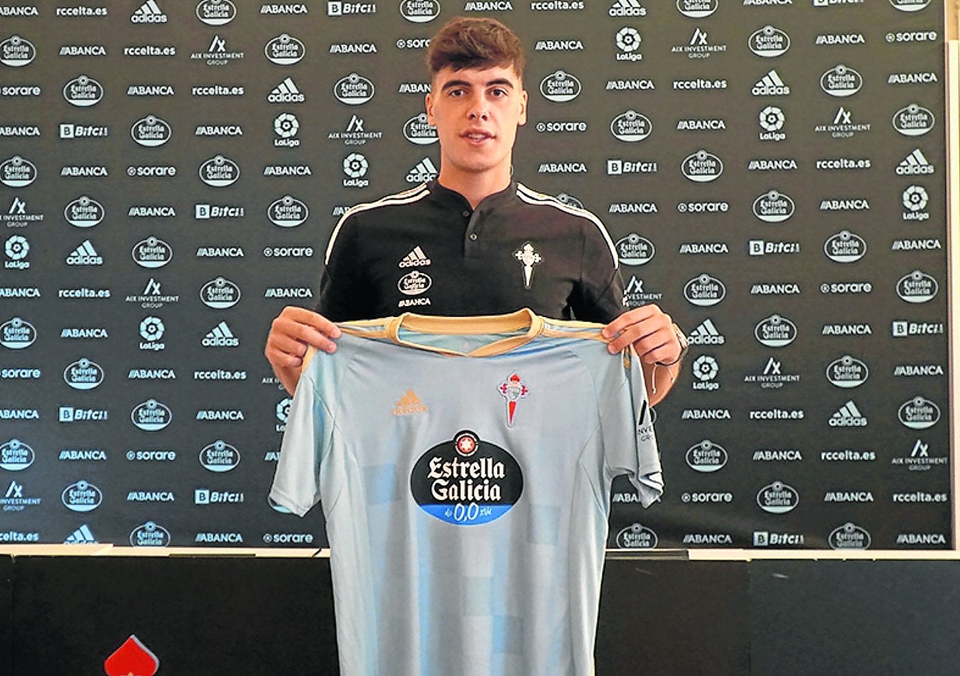 Julen Lobete posa este martes con la camiseta de su nuevo equipo. 