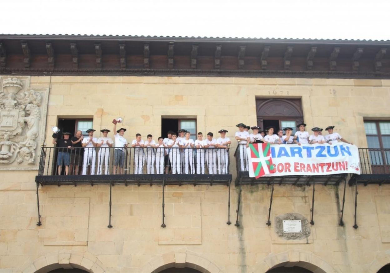 Udaletxeko balkoitik herritarrei eskaini zieten saria. 