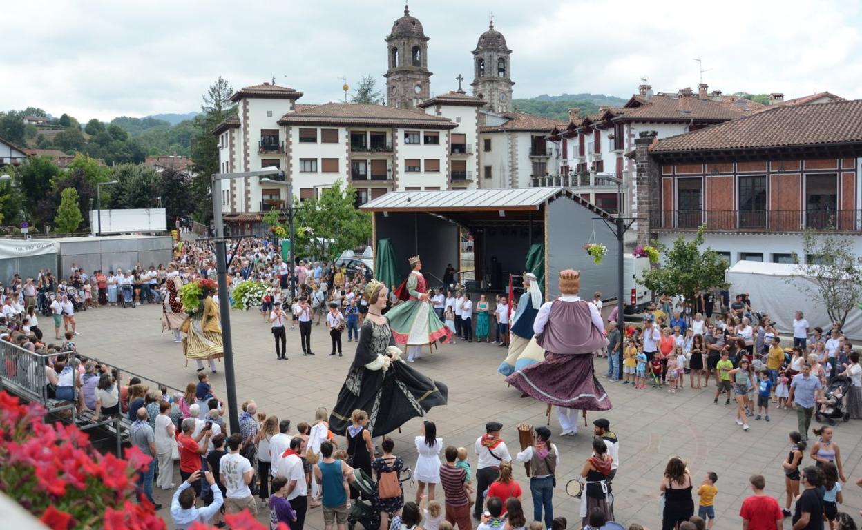 Los gigantes bailan en la Plaza de los Fueros de Elizondo. 
