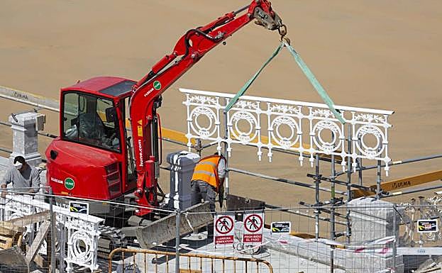 Obras en la barandilla de La Concha. 