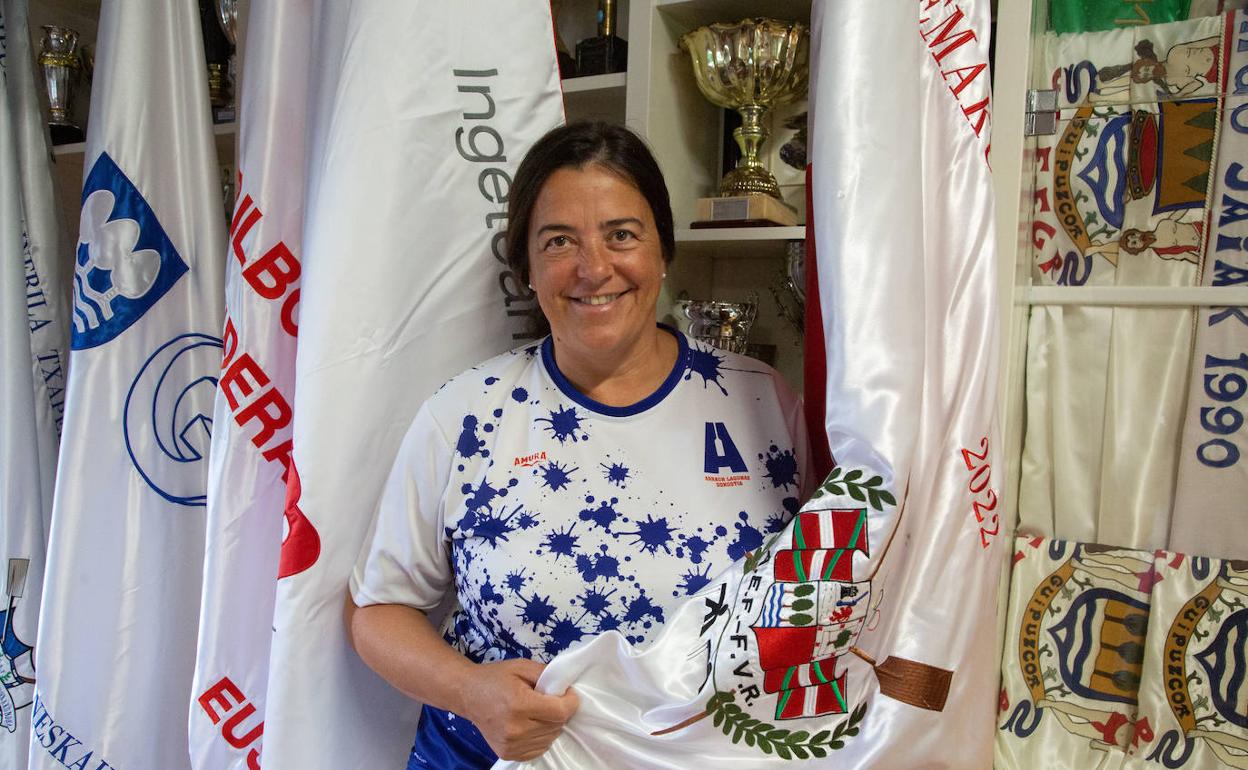 Itziar Eguren, presidenta de Arraun Lagunak, posa con la bandera conquistada en Lekeitio. 