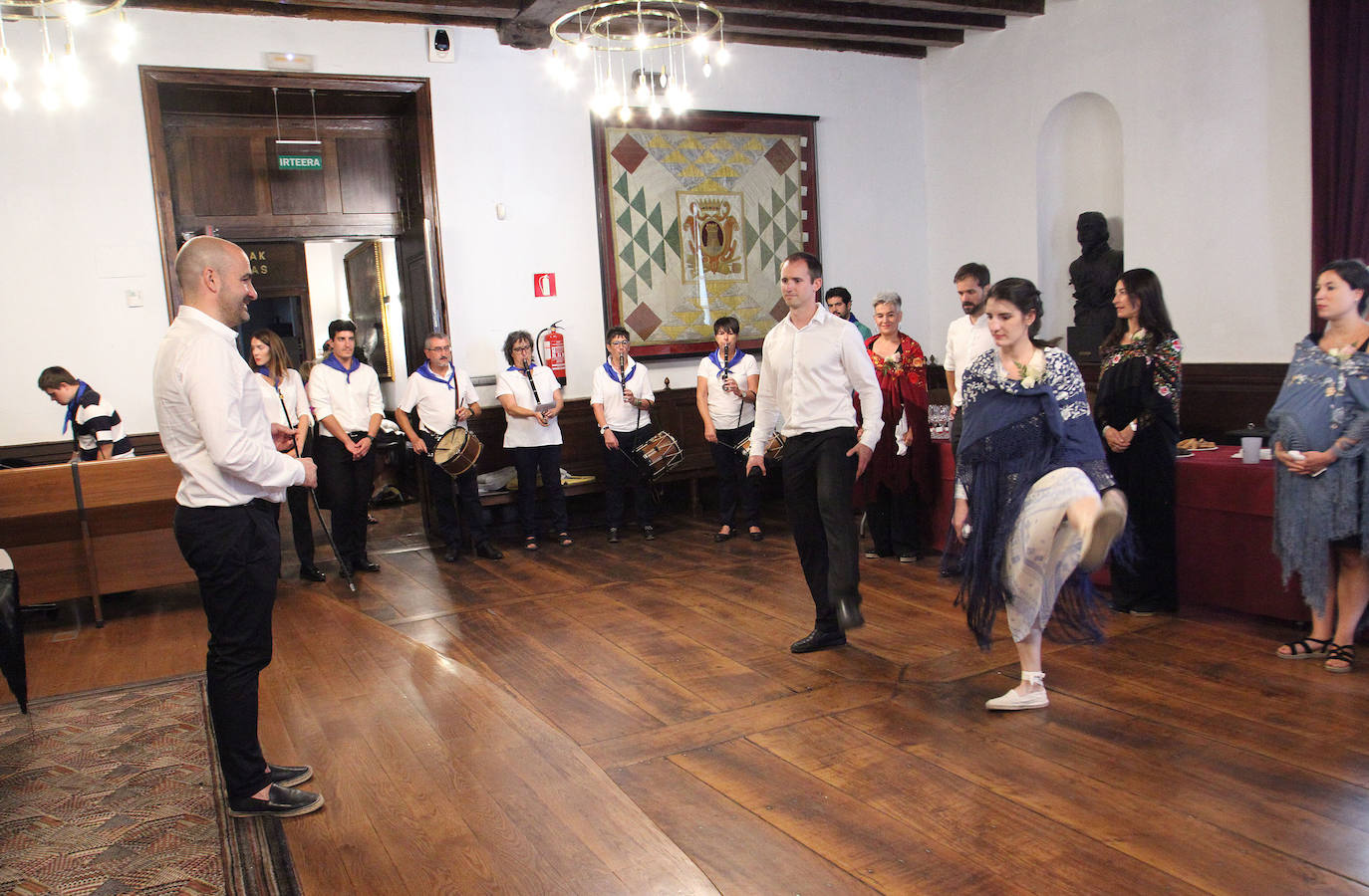 Fotos: Por primera vez en 500 años una mujer encabeza la eskudantza de santaneros de Ordizia