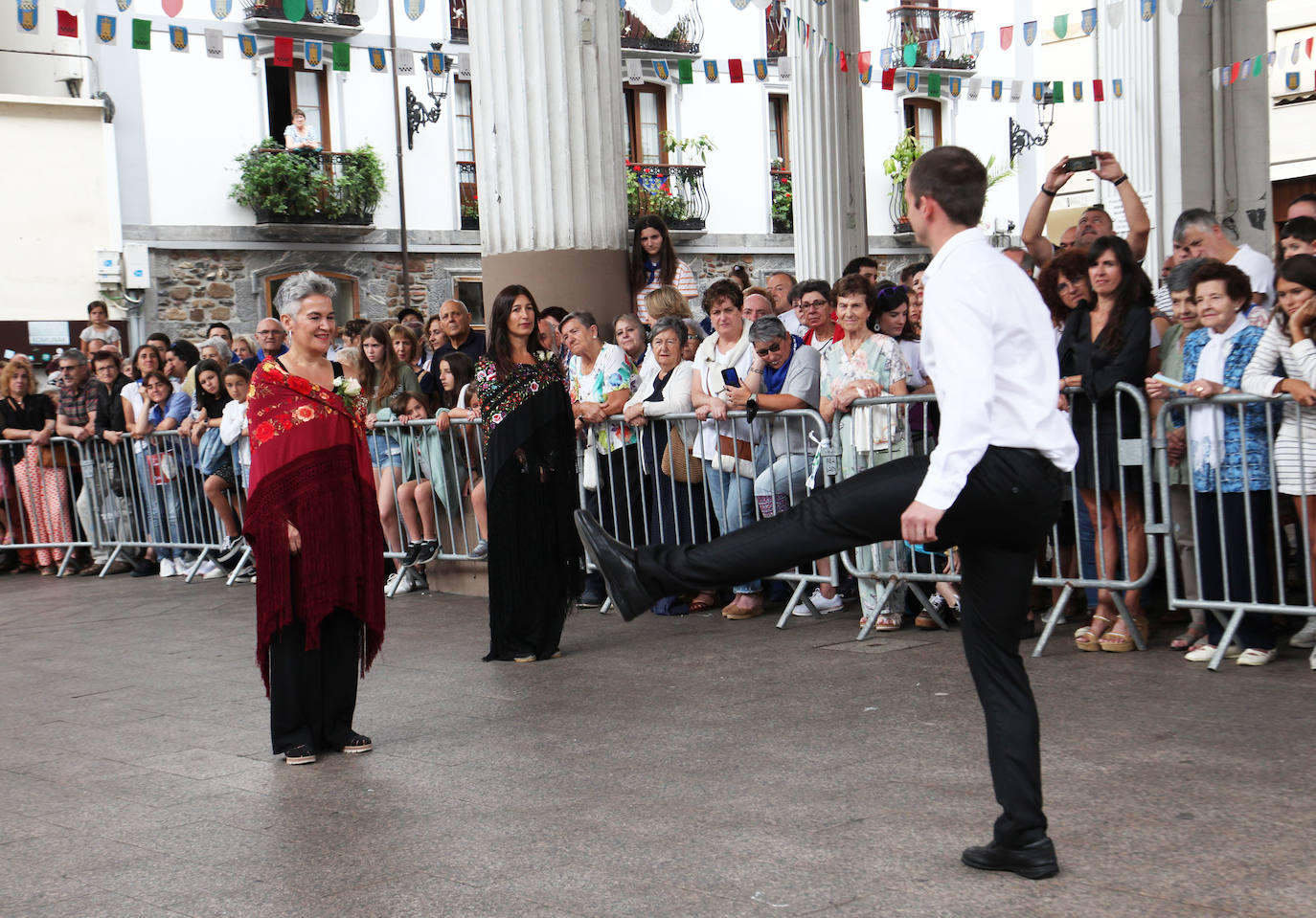Fotos: Por primera vez en 500 años una mujer encabeza la eskudantza de santaneros de Ordizia