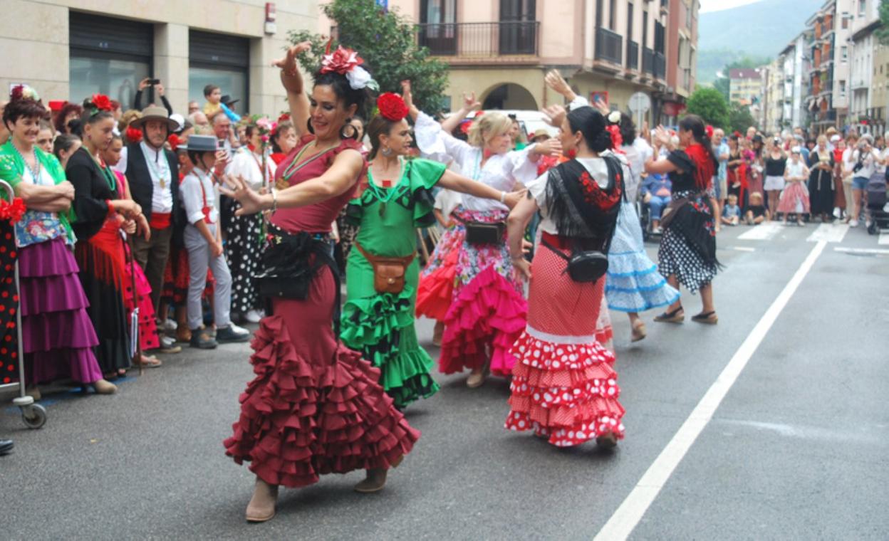 La comparsa Santioetako Rozioa desfiló este martes por la calles de la villa. 