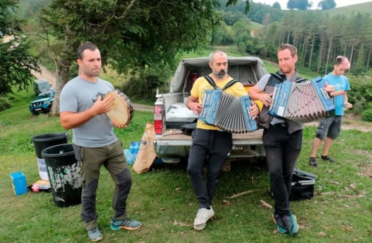 100 lagunetik gora elkartu ziren eta Peio Urdangarin, Abel Goiburu eta Dani Oiarbidek alaitu zuten giroa. 