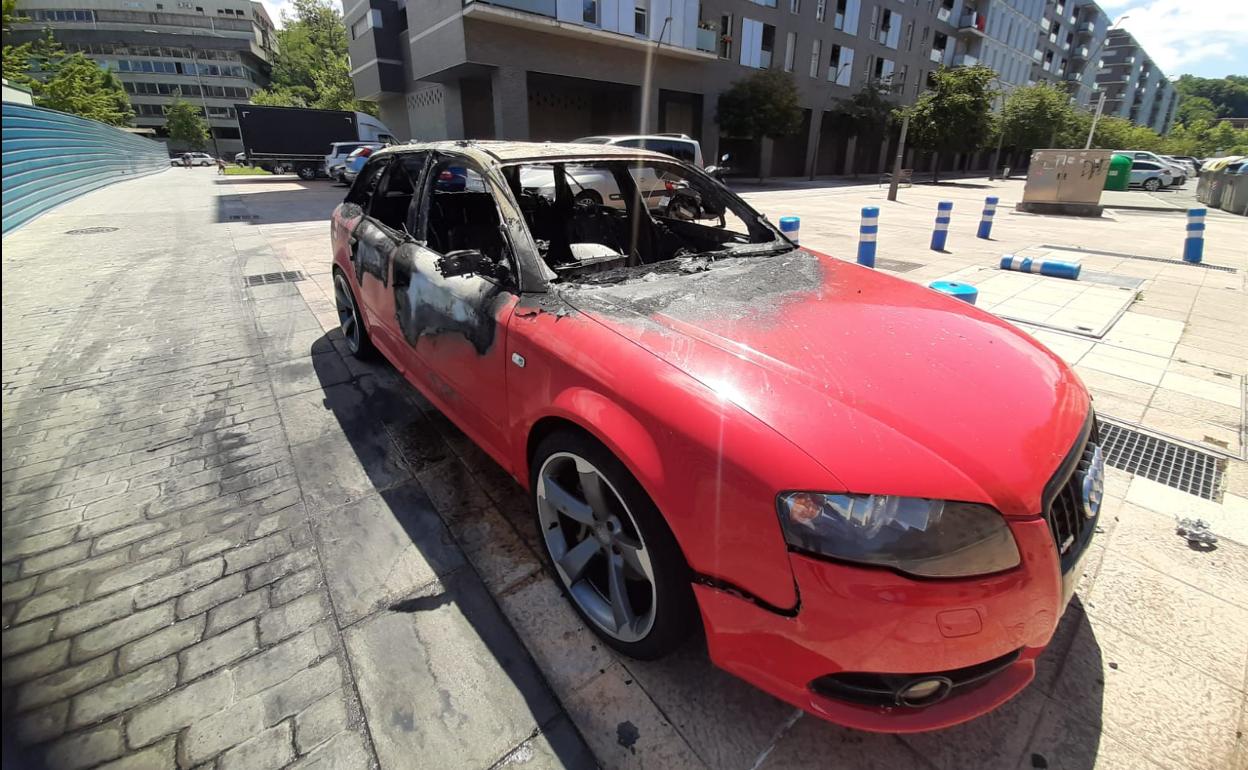 El coche incendiado en la calle Eskalantegi