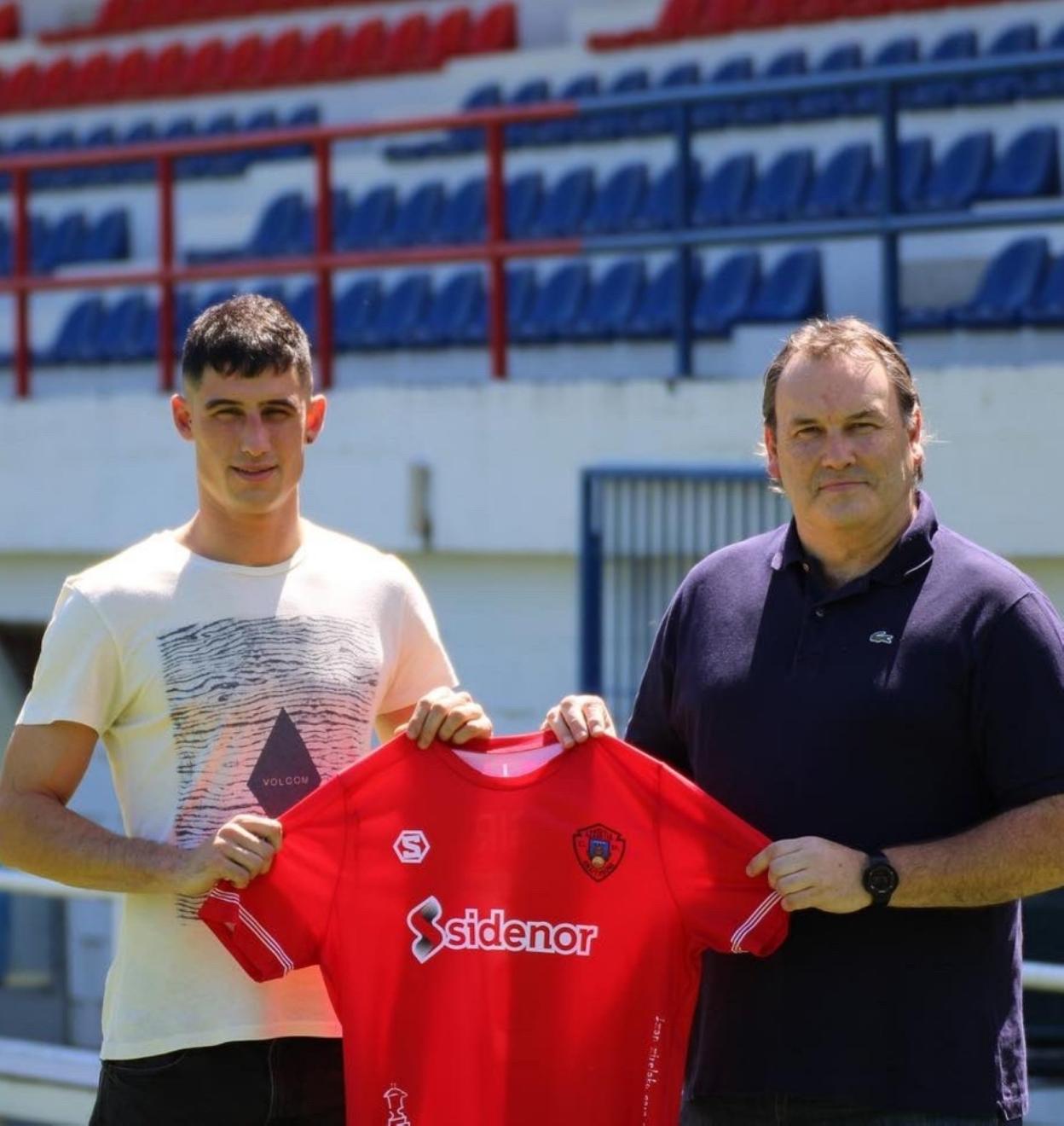 Gorka Masach, a la izquierda, y Ander Pastrian son los primeros dos fichajes del Anaitasuna para la próxima temporada. 
