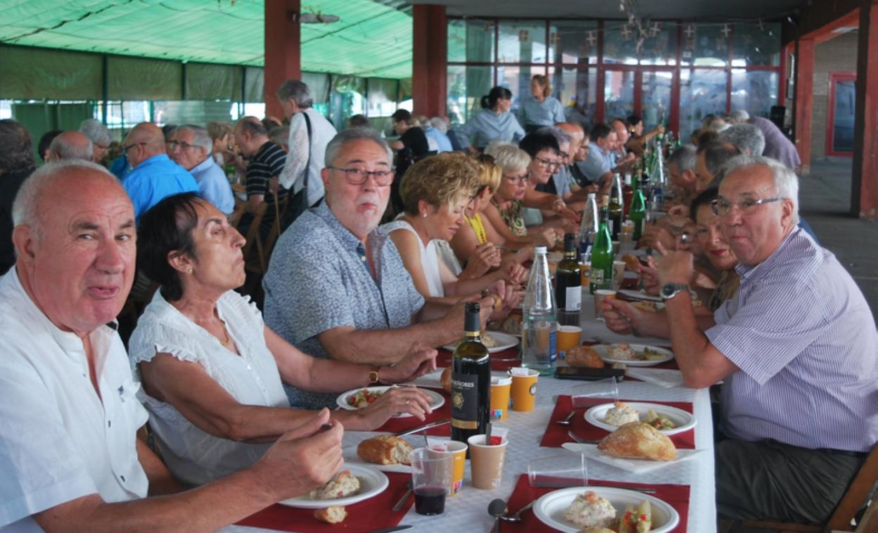 Unos 85 jubilados comieron y bailaron en Txermin en su día.