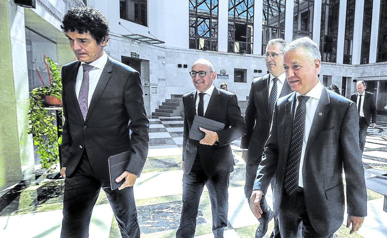Unai Rementería, Remiro González, Markel Olano e Iñigo Urkullu, antes de su comparecencia. 