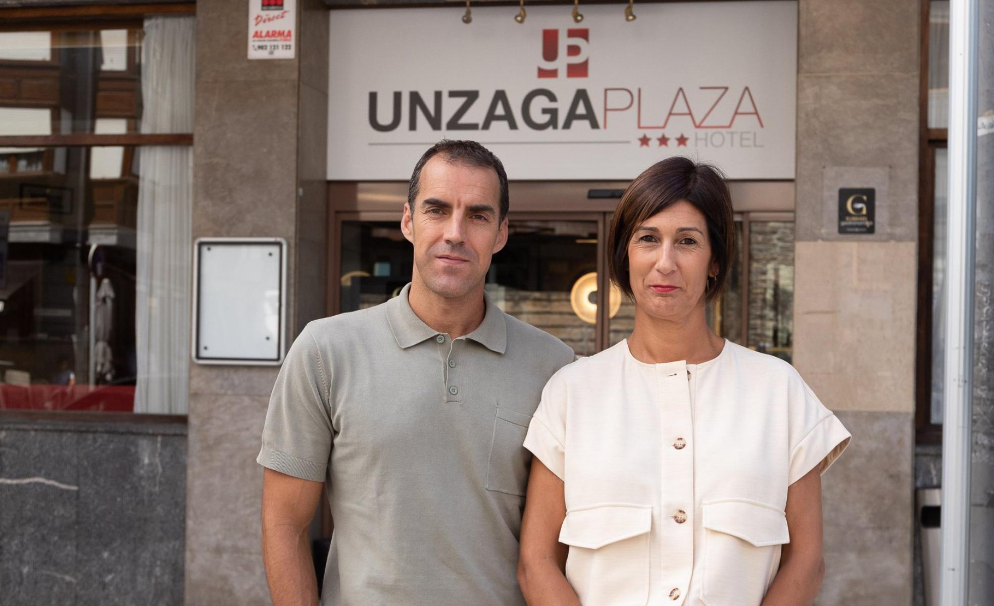 Unai Ochandiano y Leire Uribeetxeberria regentan el Hotel Unzaga Plaza. 