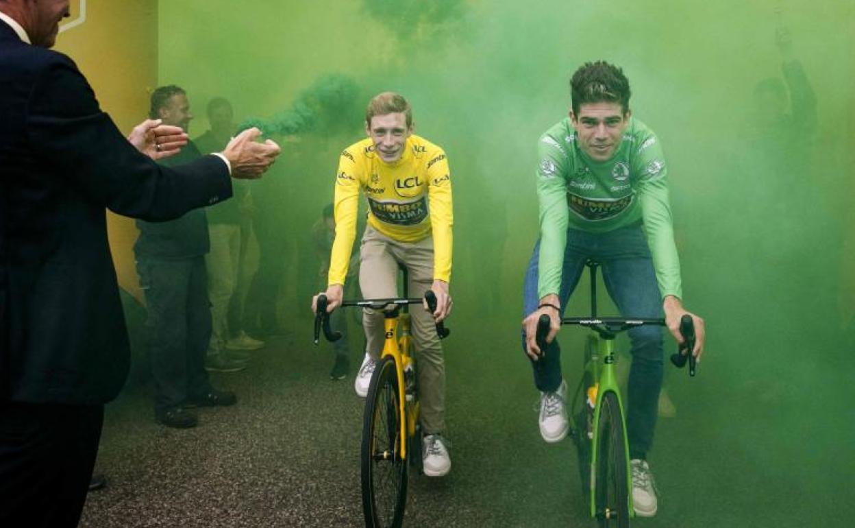 Van Aert, junto a Vingegaard, en una celebración de esta semana en la sede del Jumbo-Visma. 