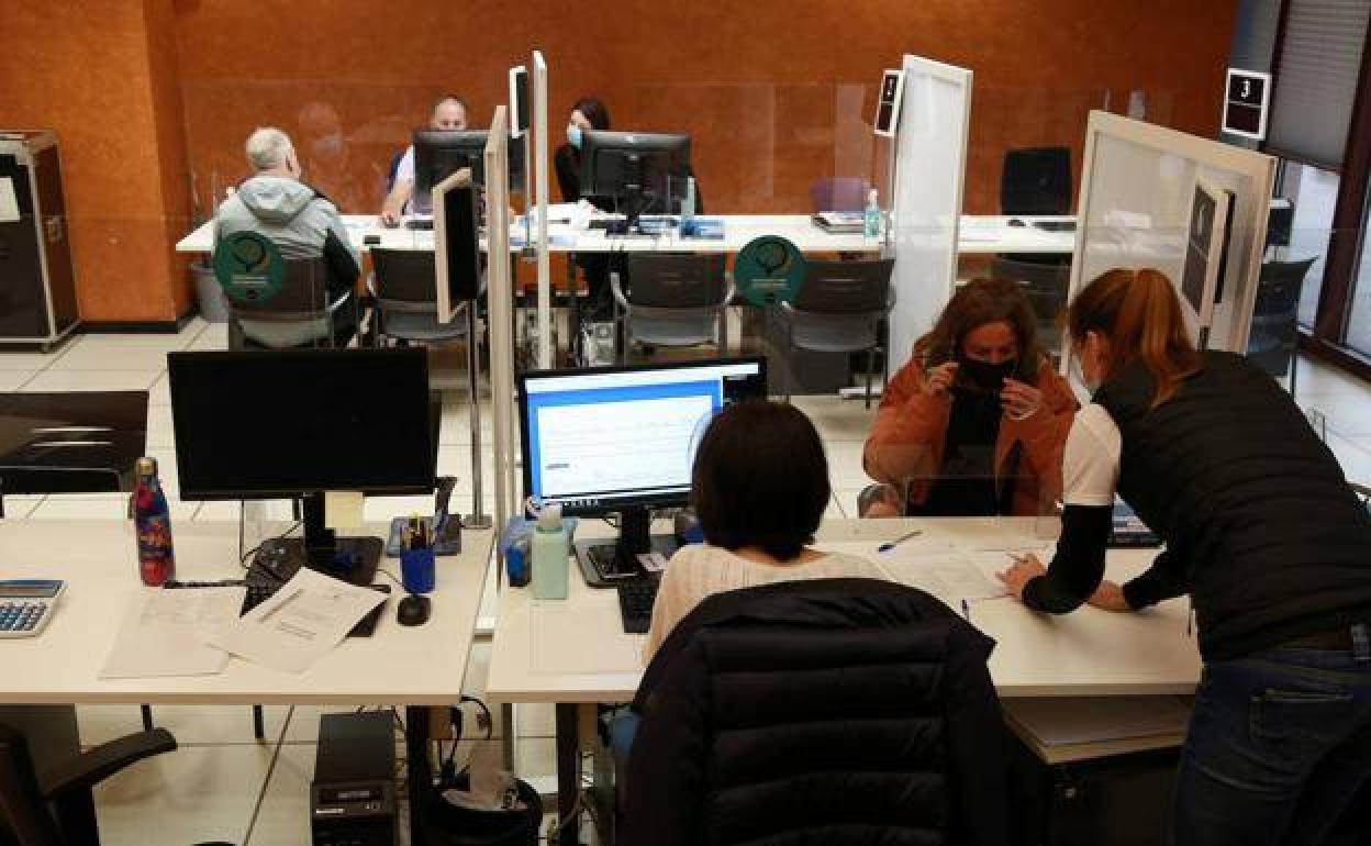 Contribuyentes guipuzcoanos realizan la declaración de la Renta en la sede de la Hacienda foral.